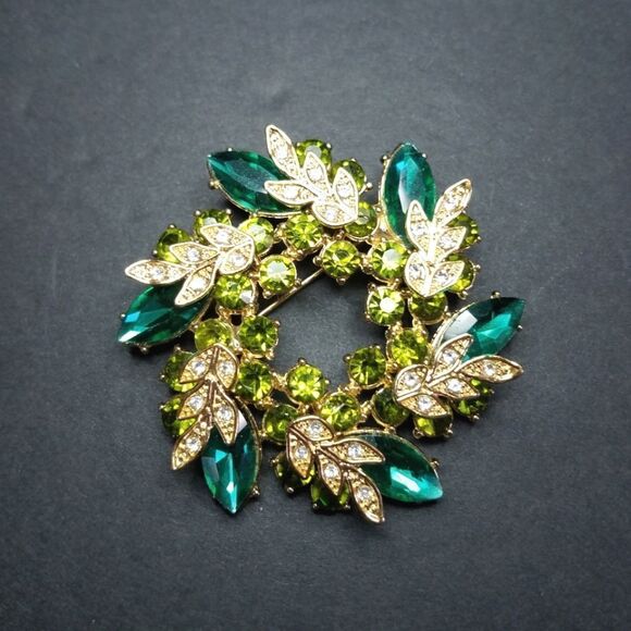 Dana Buchman Jewelry - Vintage Dana Buchman Signed Gold Tone Green Rhinestone Pin Cluster Wreath Brooch